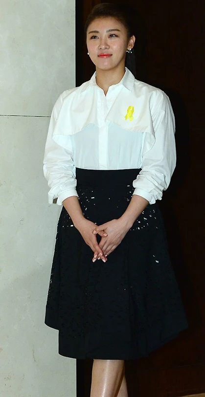 Ha Ji Won 'đụng váy' với Hứa Tình