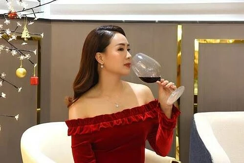 Hồng Diễm diện đầm trễ vai khoe trang sức kim cương
