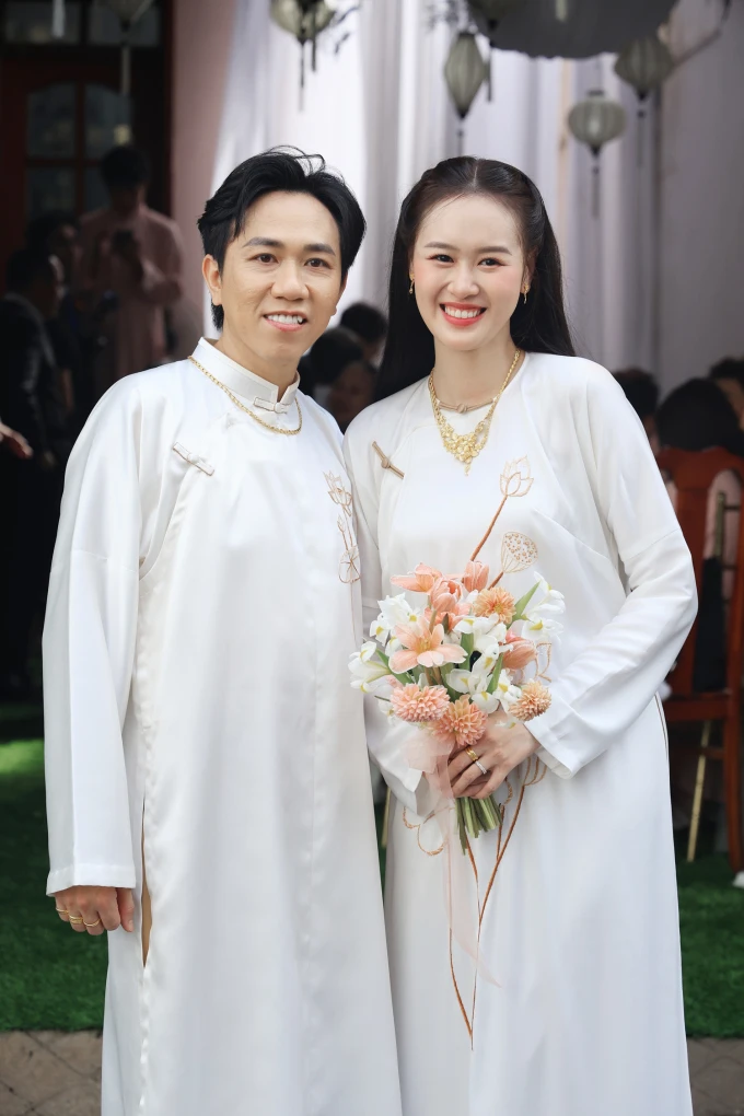 Áo dài cưới hoa sen của vợ chồng diễn viên Anh Đức