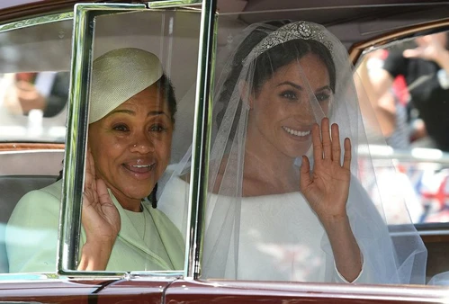 Meghan Markle mặc váy Givenchy, đội vương miện hoàng hậu trong lễ cưới