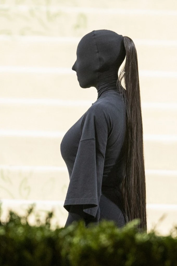 Kim Kardashian diện phong cách 'bóng đêm' ở Met Gala