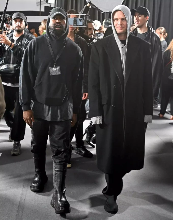 Balenciaga cắt đứt quan hệ với Kanye West