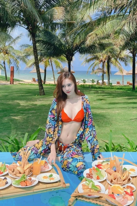Lan Ngọc diện bikini khoe eo 54 cm