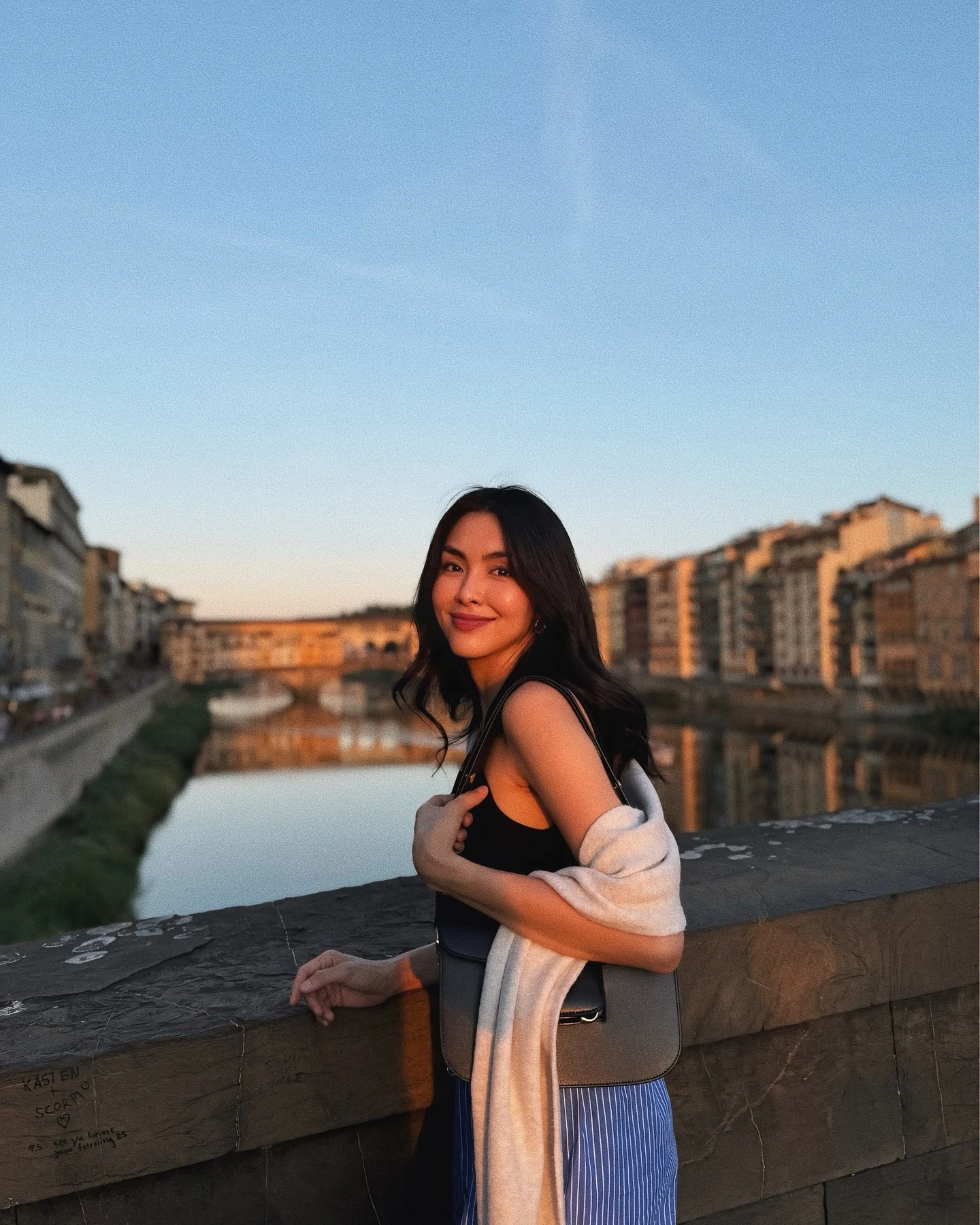 Ly nước màu đỏ của Hà Tăng: Dưỡng nhan, giúp giảm cân, nguyên liệu bán đầy ngoài chợ- Ảnh 1.