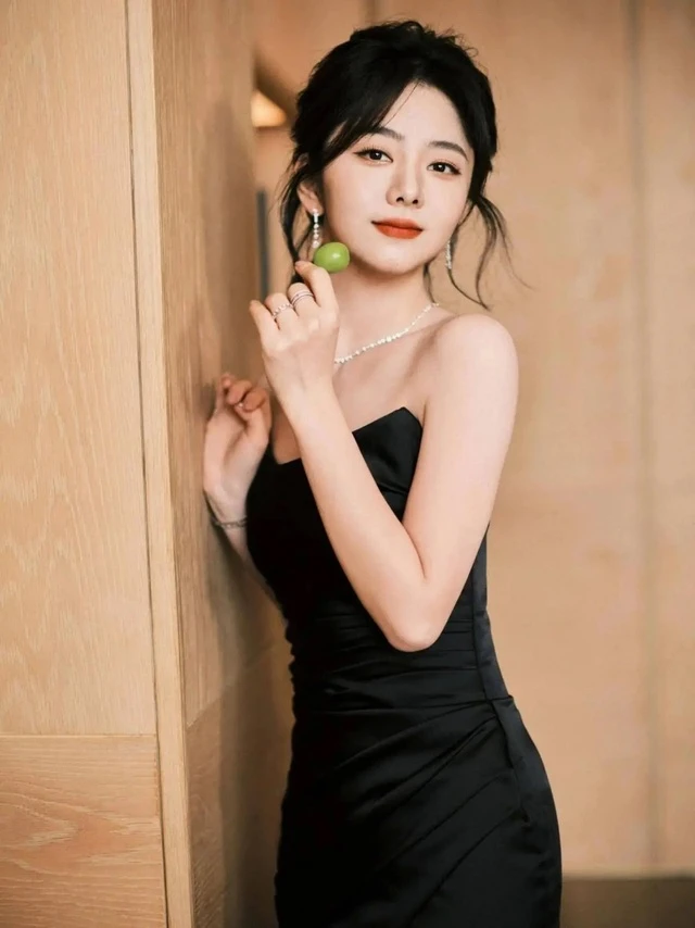 Mỹ nhân bị 100 đoàn phim từ chối vì mặt non choẹt, giờ là thánh hack tuổi đóng toàn bom tấn rating