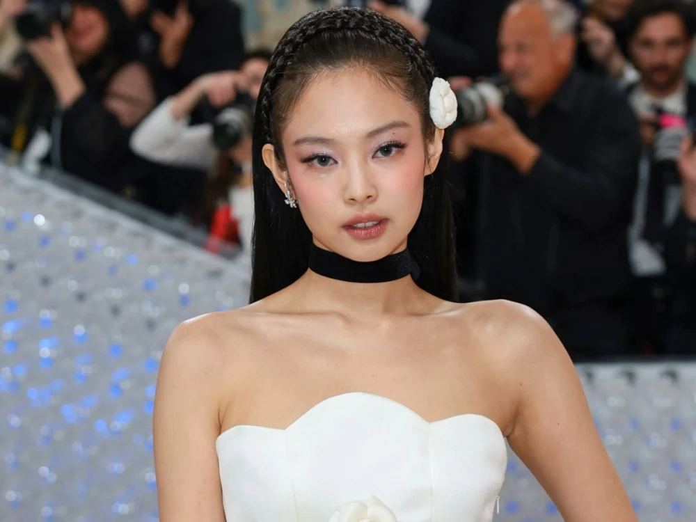 Jennie (Blackpink) chia sẻ bí quyết sở hữu làn da tươi sáng.