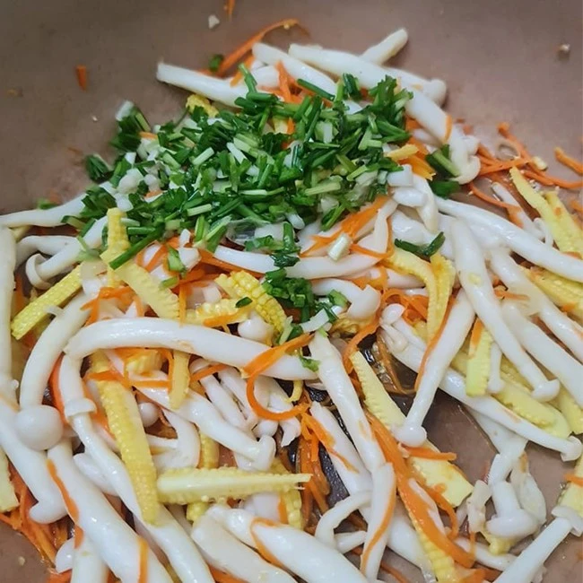 Món rau thập cẩm này chỉ mất chưa đến 5 phút để thực hiện, đảm bảo ăn mãi không ngán!
