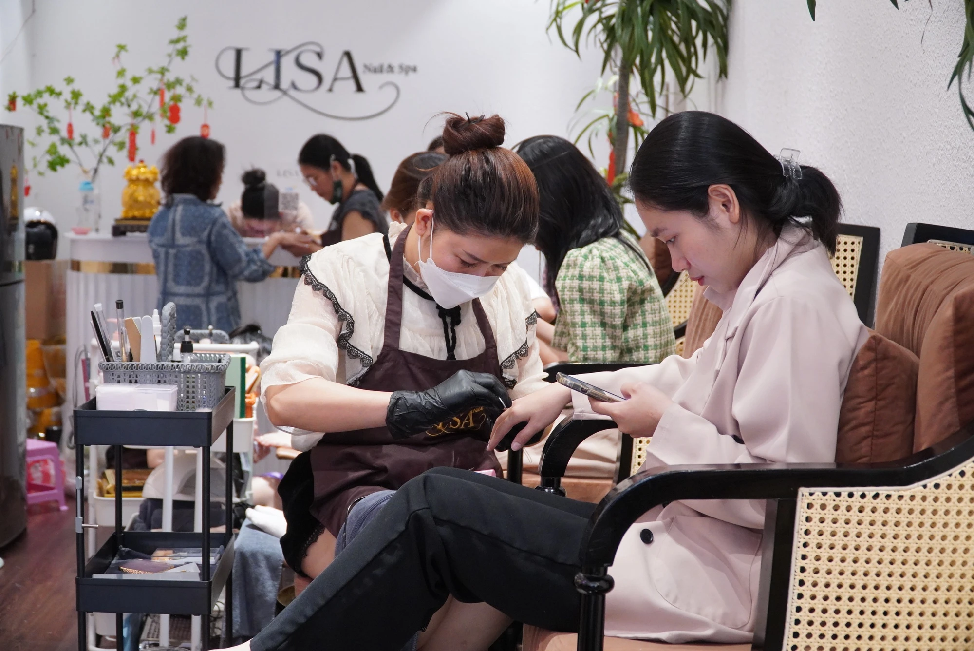 TPHCM: Đêm Giao Thừa, Phụ Nữ Xếp Hàng Đến 2 Giờ Sáng Để Làm Đẹp, Đàn Ông Cũng Phải Bốc Số Để Cắt Tóc giao thừa