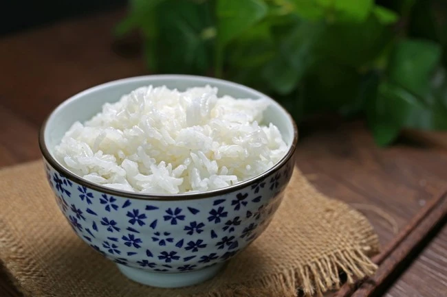 Giải thích về thông tin "ăn cơm nguội giúp giảm cân" và 3 lưu ý từ chuyên gia để thưởng thức cơm mà không lo tăng cân. ăn cơm nguội giúp giảm cân