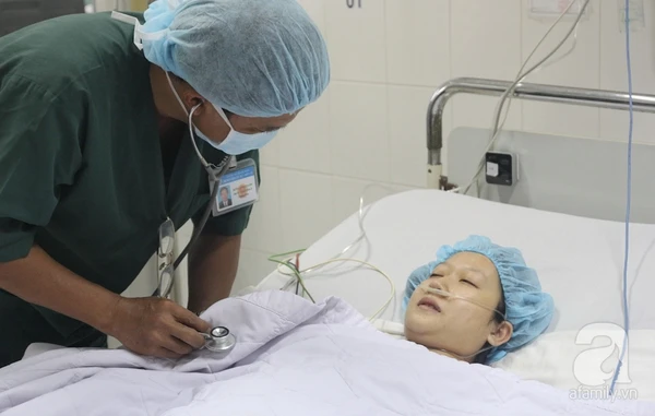Cảm động trước những giọt nước mắt hạnh phúc của người mẹ trẻ mắc bệnh ung thư máu vợ chồng