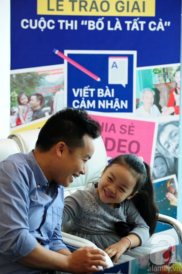 Cảm động khoảnh khắc các bậc phụ huynh nhận giải thưởng cuộc thi "Bố là tất cả" Bàn tay của bố