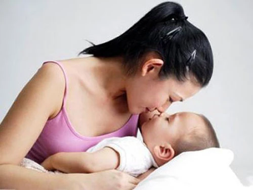 "Phụ Nữ: Có Phải Luôn Gánh Chịu Khổ?" gia đình