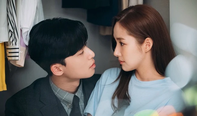 "Mùa đông lạnh giá, mẹ chồng bắt dậy sớm nhưng bữa sáng lại khiến tôi muốn ly hôn ngay lập tức" hai vợ chồng