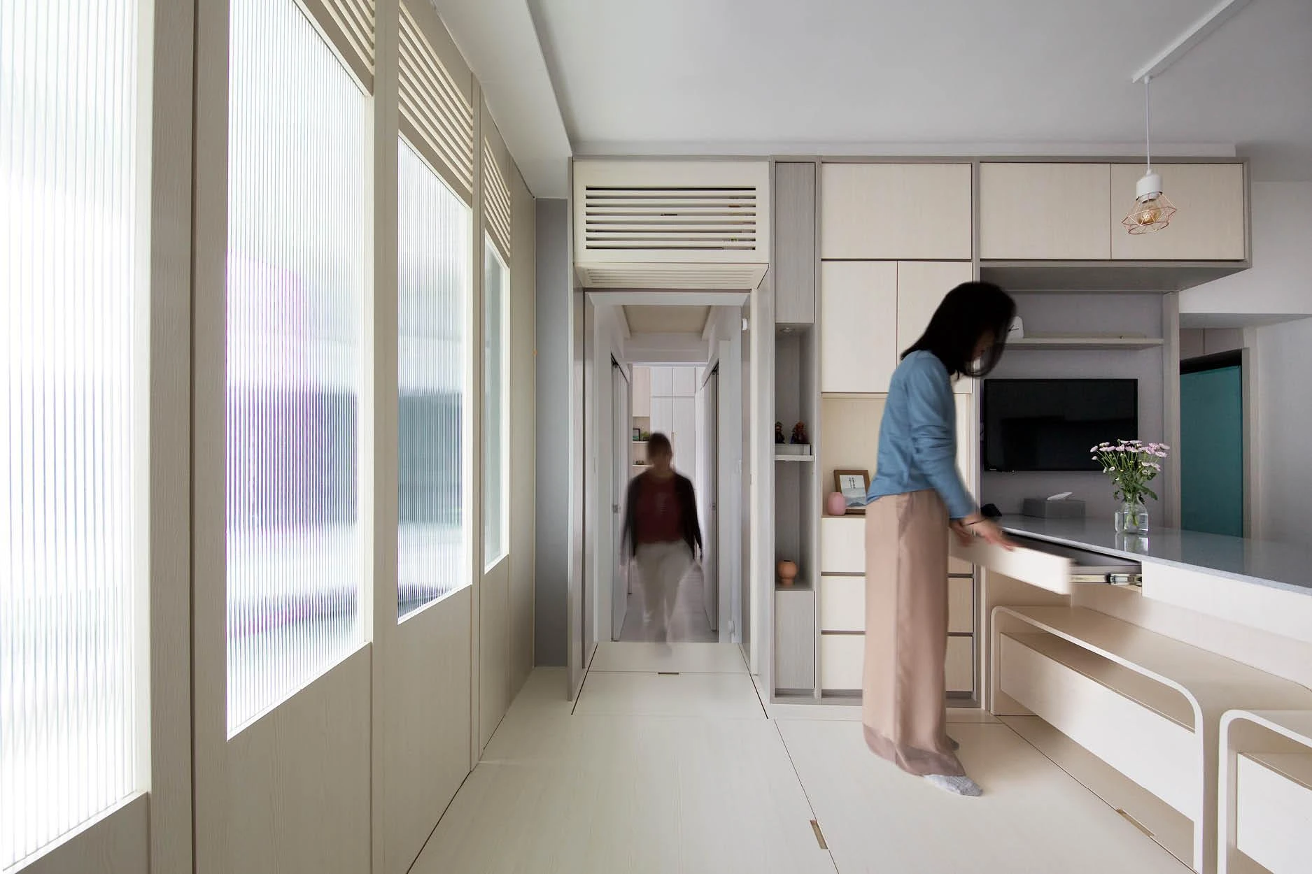 Căn hộ 45m² ấn tượng với 4 phòng ngủ sáng ngập tràn ánh sáng tự nhiên Phong cách tối giản