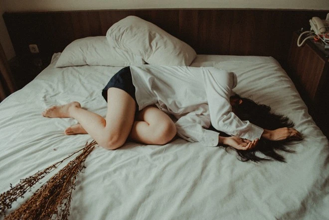 Âm thầm nâng ngực vì chồng chê bai, vợ rơi vào khủng hoảng muốn ly hôn. màn hình phẳng