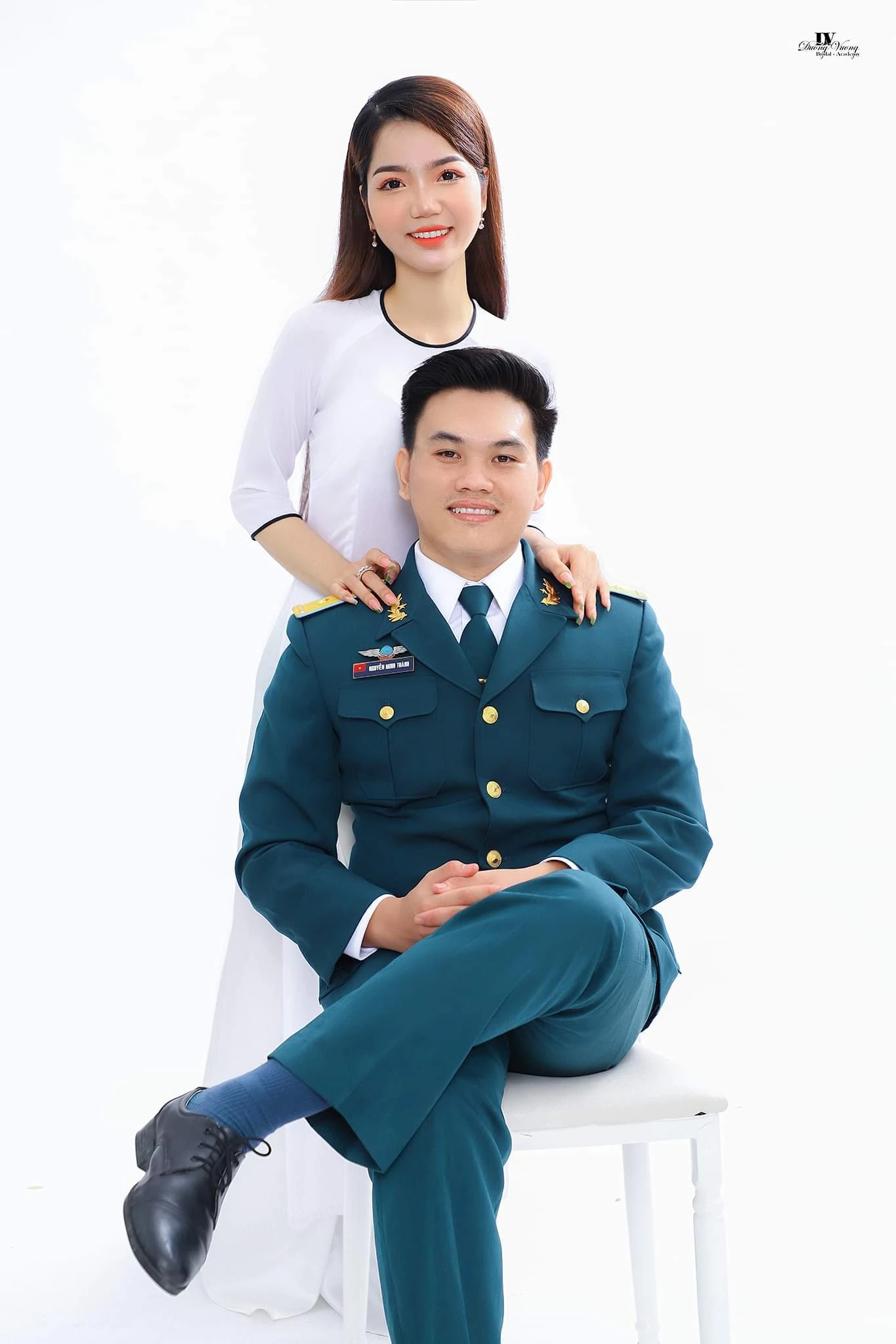Lần đầu gặp gỡ bạn gái, anh bộ đội đưa cả mẹ và bà ngoại, mua hoa cúng tặng nàng nhân ngày 8/3. show vợ chồng son