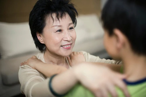 Bất ngờ với cuốn sổ ghi chi tiêu trông cháu của mẹ chồng cho con dâu. con dâu