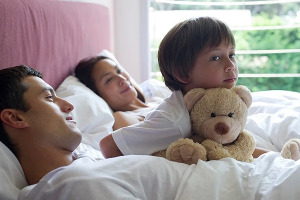 "Những tình huống dở khóc dở cười khi bố mẹ để bé ngủ chung" vợ chồng