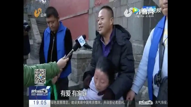 Chồng cõng vợ khuyết tật chinh phục đỉnh núi cao 1.500m trong 8 giờ để thực hiện ước mơ của cô. vợ chồng