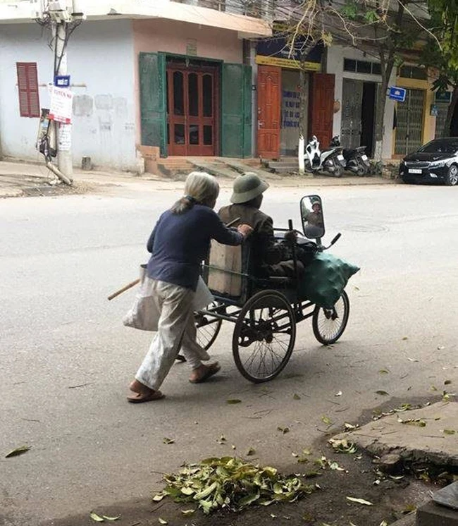 Cặp đôi xúc động với tình yêu "Tôi là mắt của bà, bà là chân của tôi" qua hành trình nhặt vỏ lon. miếng cơm manh áo