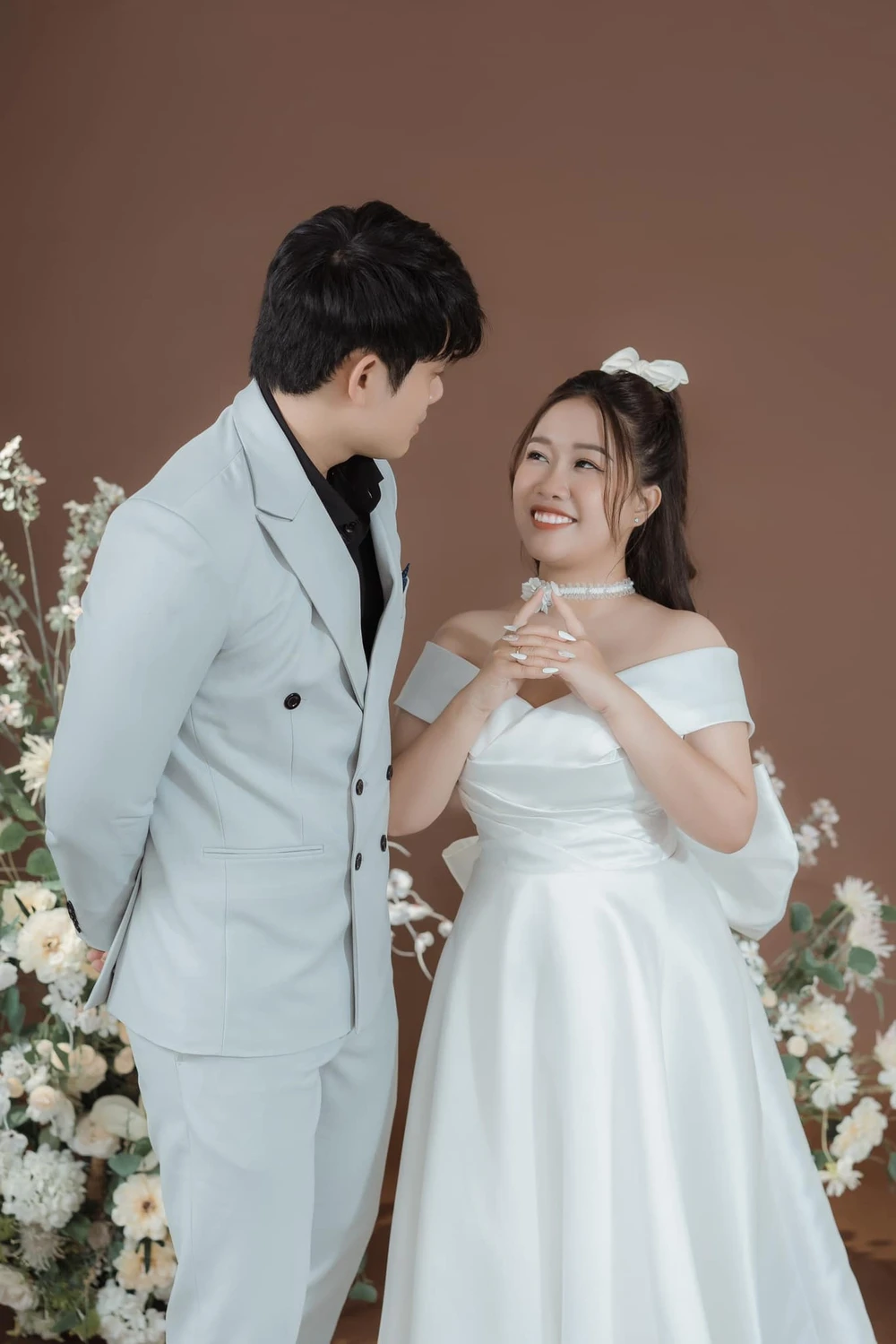 Chàng trai cao 1m80 say đắm cô gái 1m50: Chưa gặp mặt đã hứa 5 triệu/tháng và tặng kim cương để thể hiện tình cảm chân thành. vợ chồng son
