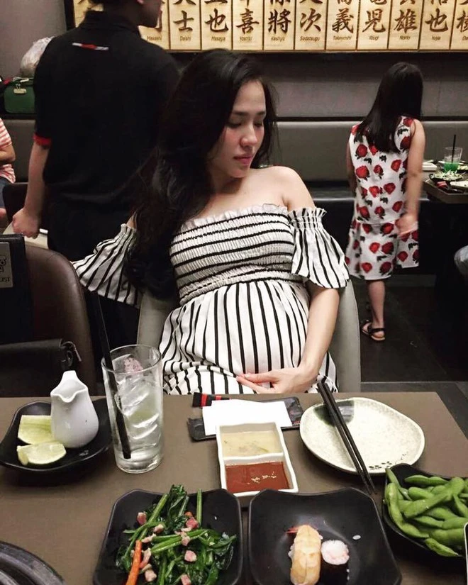 Hạnh phúc dịu dàng của mẹ trẻ xinh đẹp như hot girl, quyết định từ bỏ công việc ổn định để chăm sóc gia đình. sinh con