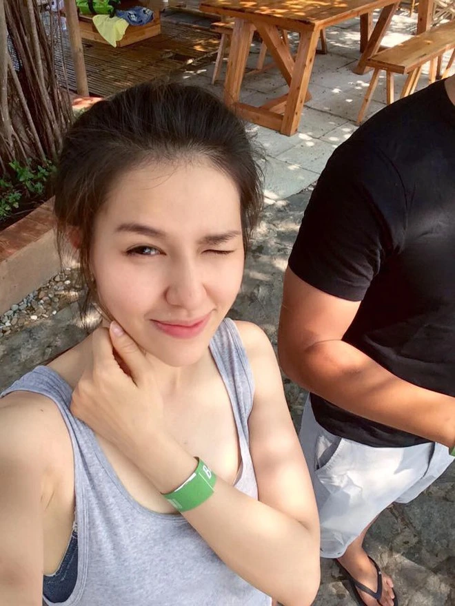Hạnh phúc dịu dàng của mẹ trẻ xinh đẹp như hot girl, quyết định từ bỏ công việc ổn định để chăm sóc gia đình. lấy chồng