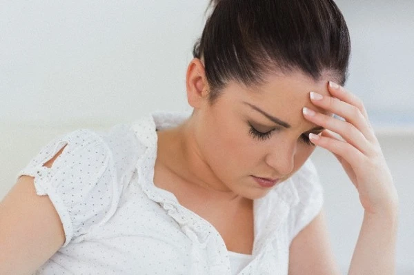 Ngày tôi sinh con, mẹ chồng ngăn không cho chồng tôi vào phòng. gọi điện thoại