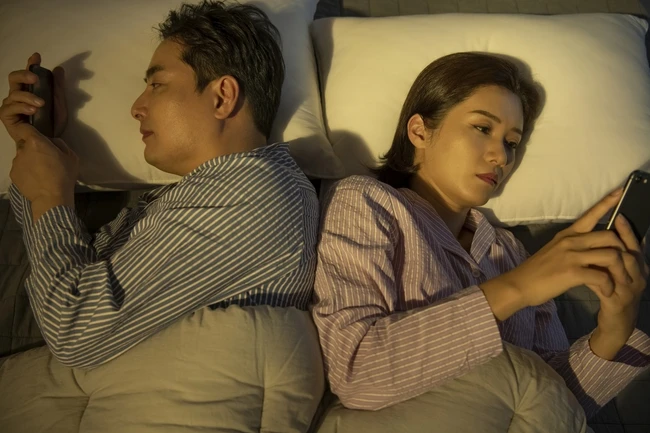 Tự hào về chồng chiều chuộng vợ, tôi bàng hoàng khi phát hiện tin nhắn giữa anh và đồng nghiệp. bi hài chuyện gia đình