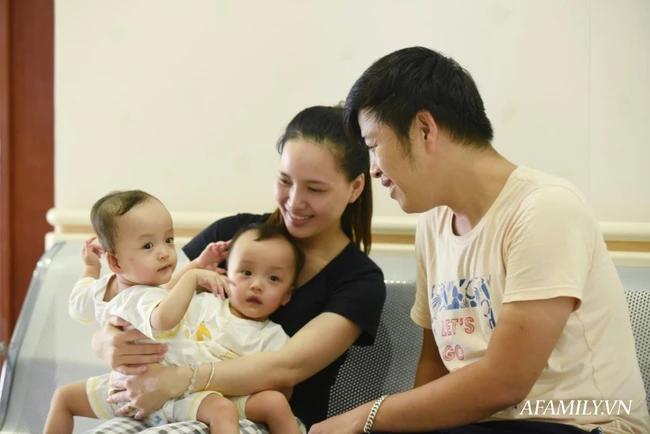 Mẹ của hai bé gái song sinh dính nhau nghẹn ngào cầu nguyện cho con bình an trước ca phẫu thuật sinh tử. tách rời cặp song sinh dính liền