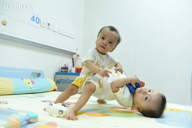 Mẹ của hai bé gái song sinh dính nhau nghẹn ngào cầu nguyện cho con bình an trước ca phẫu thuật sinh tử. nhân viên y tế