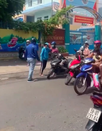 Mâu thuẫn từ va chạm giao thông: Vợ bị nam thanh niên chửi bới thậm tệ, nhưng phản ứng của người chồng mới thực sự thu hút sự chú ý. người phụ nữ