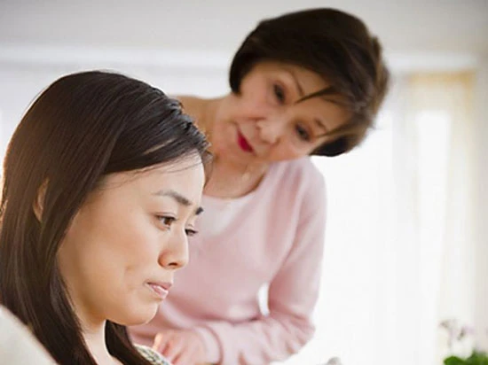 Con trai chiều vợ, chán mẹ thích tiền. gia đình