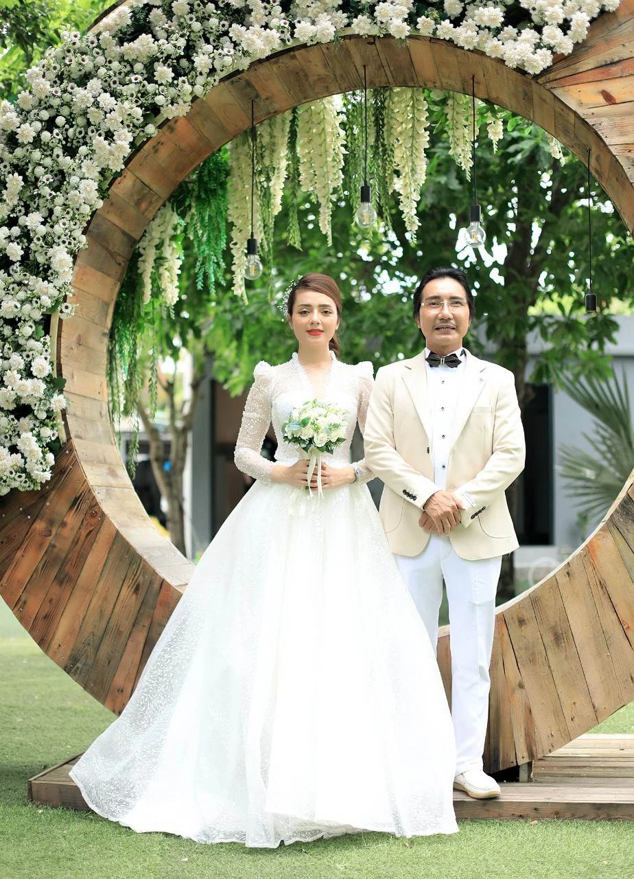 Học trò giúp dọn nhà, thầy kết hôn với vợ trẻ tuổi kém 26, hôn nhân trải qua sóng gió vì một lý do. vợ chồng son