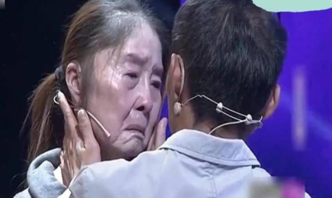 "Cô gái 18 tuổi bất ngờ biến thành cụ bà nhăn nheo: Cuộc hành trình chữa bệnh kỳ lạ và tình yêu thủy chung viên mãn" bệnh lạ