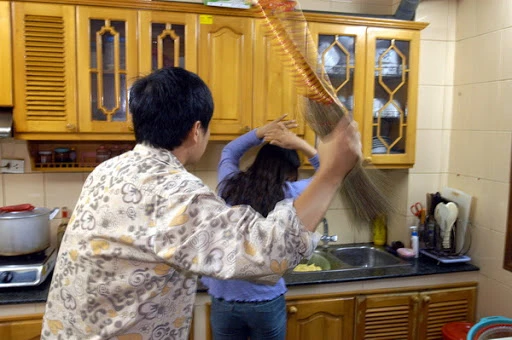 Cô gái mang thai tháng thứ tư khao khát tìm việc làm và chốn nương tựa để thoát khỏi gia đình chồng tồi tệ. mang thai