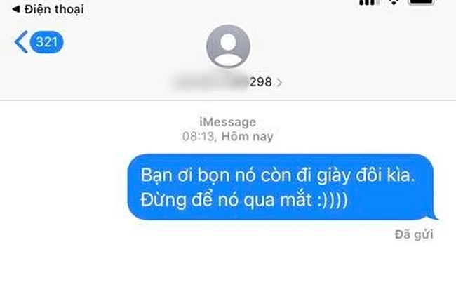 "Chồng bị dân mạng chỉ trích sau khi nhờ vợ tha thứ vì bị chụp ảnh chơi golf cùng 'chị đồng nghiệp'" đánh golf