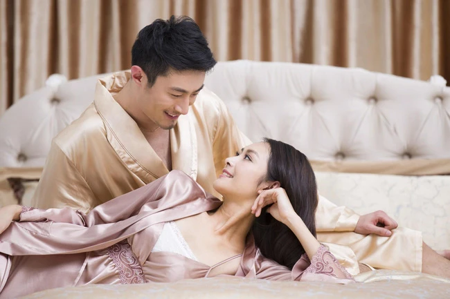 "Phụ nữ thường xem nhẹ những điều sau mỗi cuộc yêu, nhưng những hành động nhỏ ấy lại khiến đàn ông say đắm suốt đời" chăn gối vợ chồng