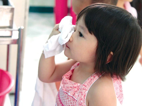 7 Vấn Đề Sức Khỏe Nhẹ Của Trẻ Mà Mẹ Cần Quan Tâm Theo Dõi kinh nghiệm chăm con