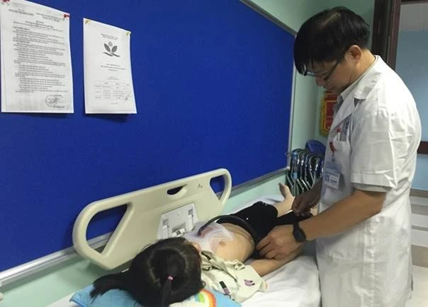 Bố mẹ không nên xem nhẹ những vết lõm trên ngực trẻ, vì đó có thể là triệu chứng của bệnh nghiêm trọng. dấu hiệu bệnh nguy hiểm