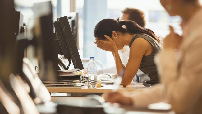 Sôi sục phẫn nộ: Nữ nhân viên văn phòng bị đồng nghiệp nam kỳ thị và có hành vi khiếm nhã chỉ vì là người phụ nữ duy nhất trong công ty. Văn phòng Chi nhánh