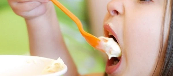 "Bé gặp rắc rối vì mẹ cho ăn quá nhiều váng sữa" váng sữa