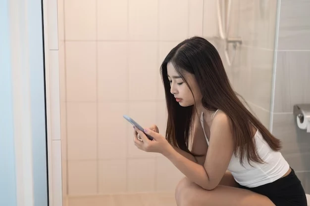 Tránh sử dụng điện thoại vào 4 thời điểm này để bảo vệ sức khỏe của bạn. thói quen dùng điện thoại gây hại sức khỏe