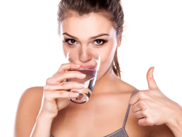 Uống nước khi đói: Giảm cân và nhiều lợi ích bất ngờ khác! uống nước khi đói