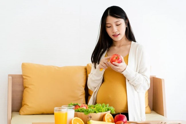 Mẹ bổ sung 3 loại thực phẩm này trong thai kỳ, con chào đời với đôi mắt sáng đẹp.