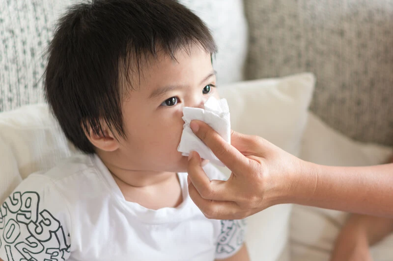Mẹ cho con ngửi dầu gió khi bé bị ngạt mũi, không ngờ lại phản tác dụng.