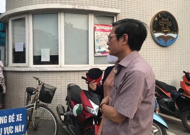 "Nắng nóng oi ả, trường học tận dụng mọi bóng cây, ghế đá và sân khấu làm chỗ nghỉ ngơi cho học sinh chờ phụ huynh đến đón" dư luận bức xúc