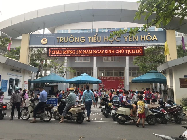 "Nắng nóng oi ả, trường học tận dụng mọi bóng cây, ghế đá và sân khấu làm chỗ nghỉ ngơi cho học sinh chờ phụ huynh đến đón" Giữ gìn sức khỏe