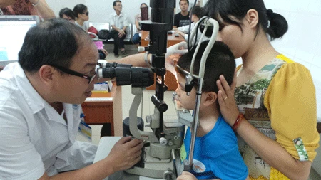 Tại sao nên cho trẻ khám mắt trước khi vào lớp? trẻ bị cận thị