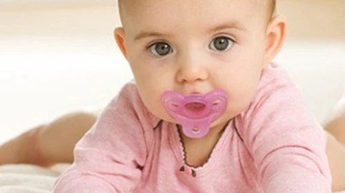Trẻ em mắc nhiều bệnh do lạm dụng núm vú giả. Hà Lan